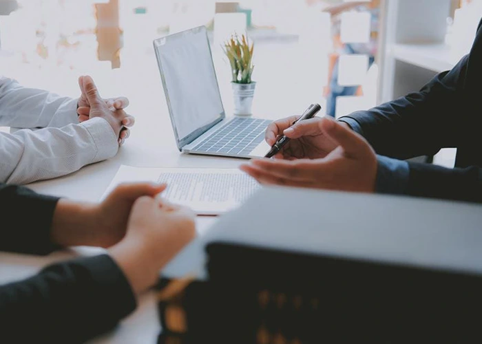 مشاوره کاری آنلاین یا حضوری؛ کدام بهتر است؟